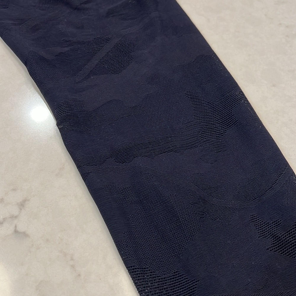Lululemon Sheer Will High-Rise Tight‎ 28" *Camo
Black Size 8 - Picture 12 of 13
